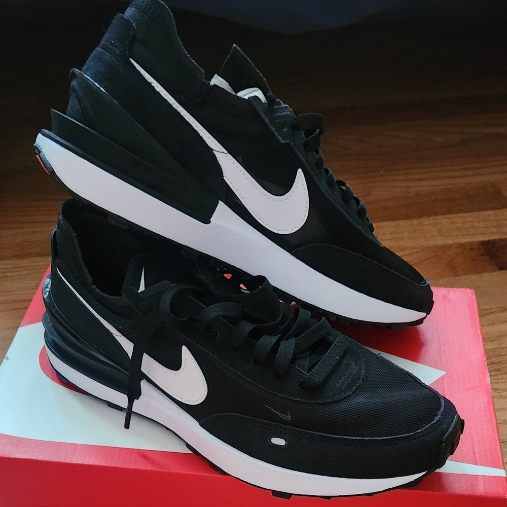 Women Nike Waffle One 9.5 Black & White